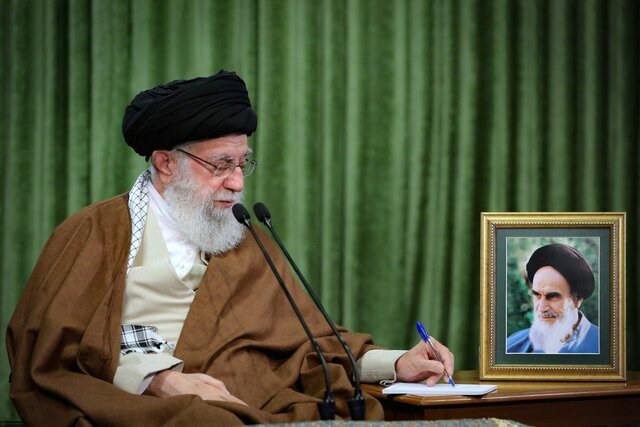 شهادت دانشمندان و سرداران مان نتوانسته و نخواهد توانست جوانان باهمّت ایرانی را متوقف کند شهادت دانشمندان و سرداران مان نتوانسته و نخواهد توانست جوانان باهمّت ایرانی را متوقف کند